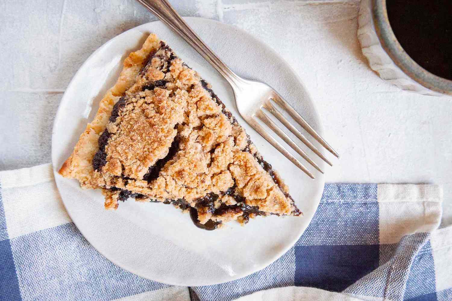 A crumb topped easy shoofly pie.