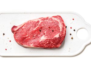 seasoned steak on a cutting board 