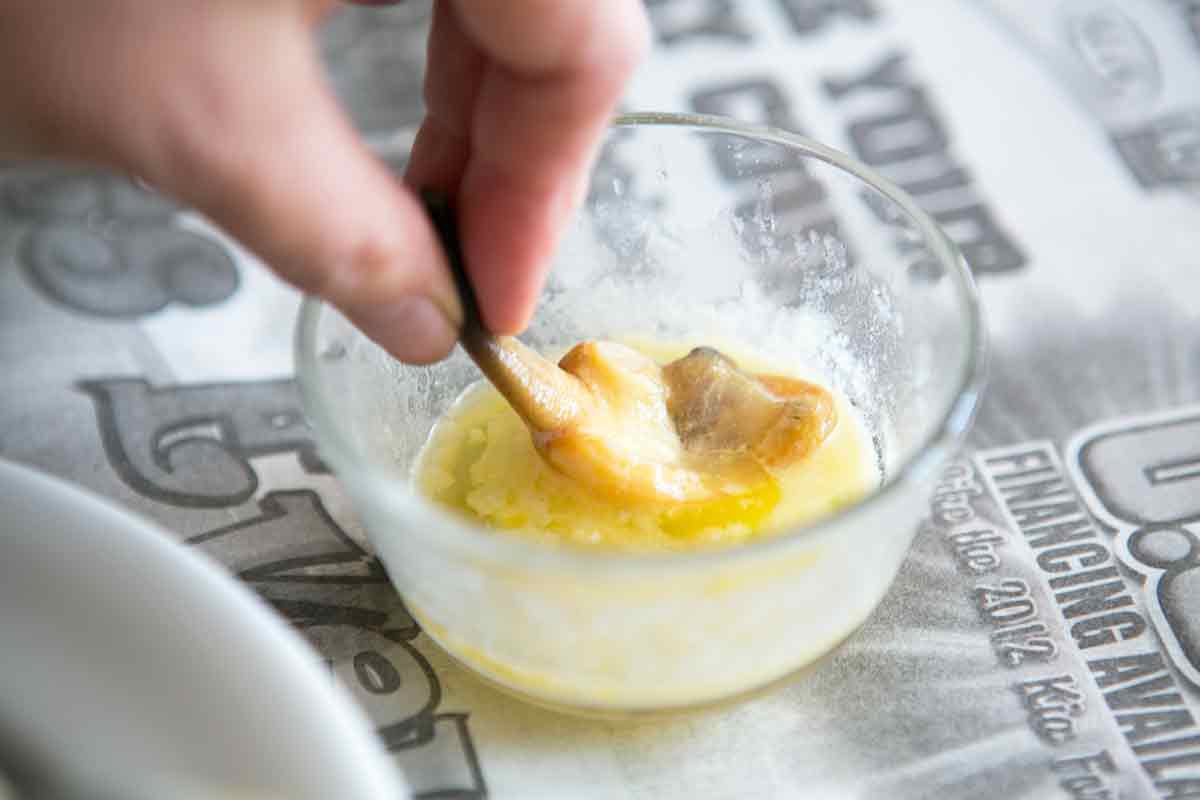 how to eat steamed clams - dipping in butter