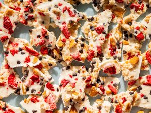 close up of Fro-Yo Bark pieces