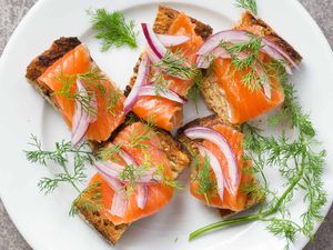How to Make Salmon Gravlax