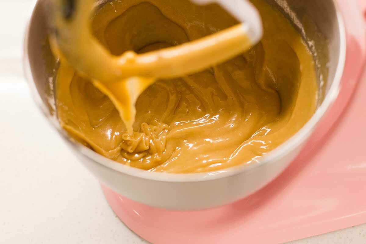 How to Make Crispy Chocolate Chip Cookies combine the flour until no streaks remain