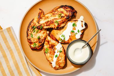 Ranch chicken on a plte with a bowl of ranch mayo sauce