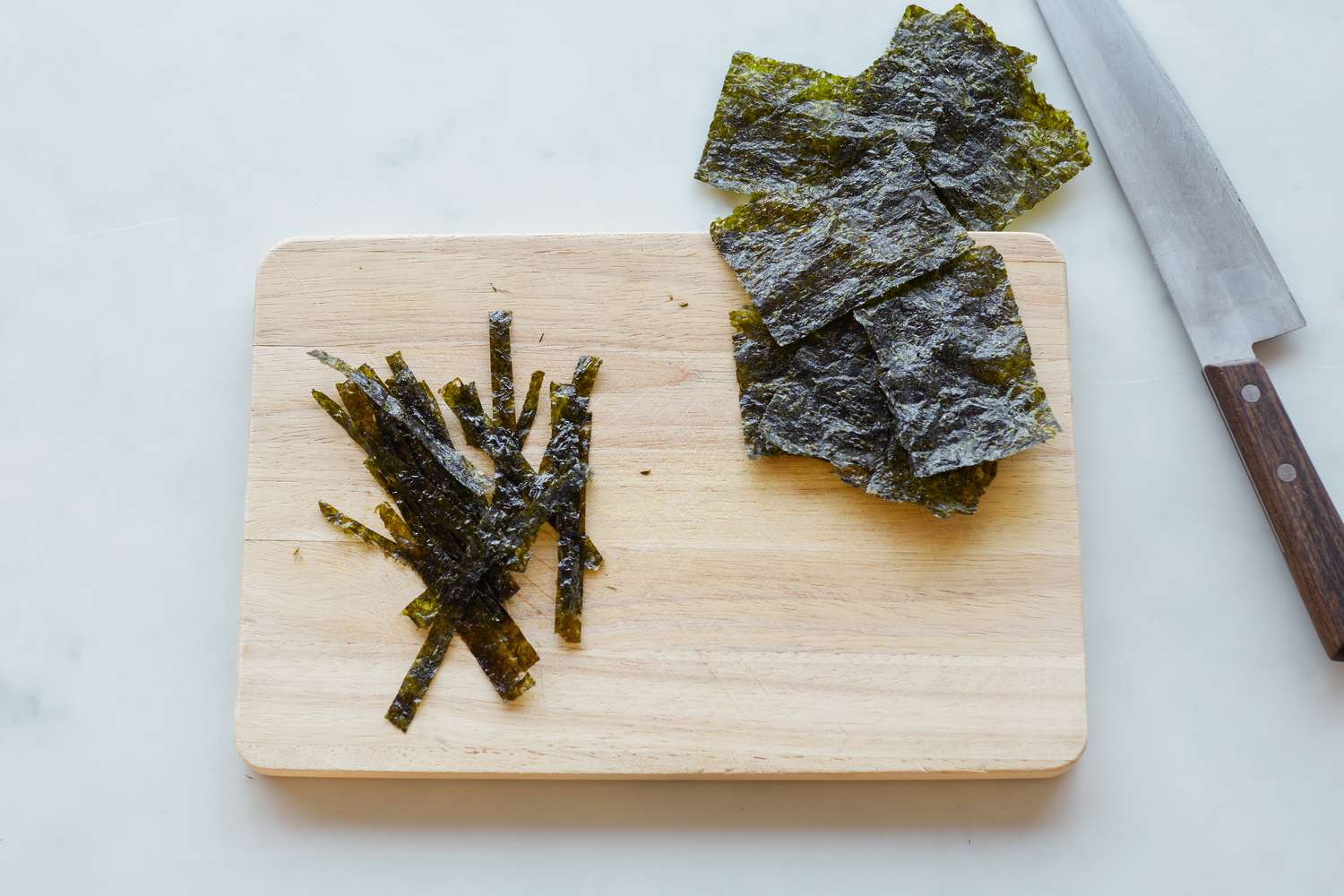 Cutting seaweed for rice cake soup.