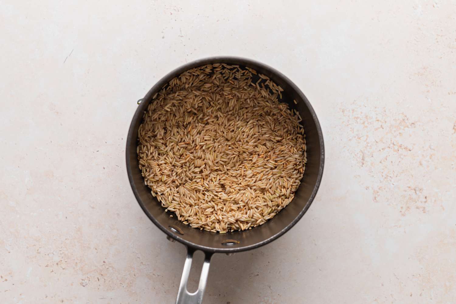 Rice in a pot to make vegetarian squash.