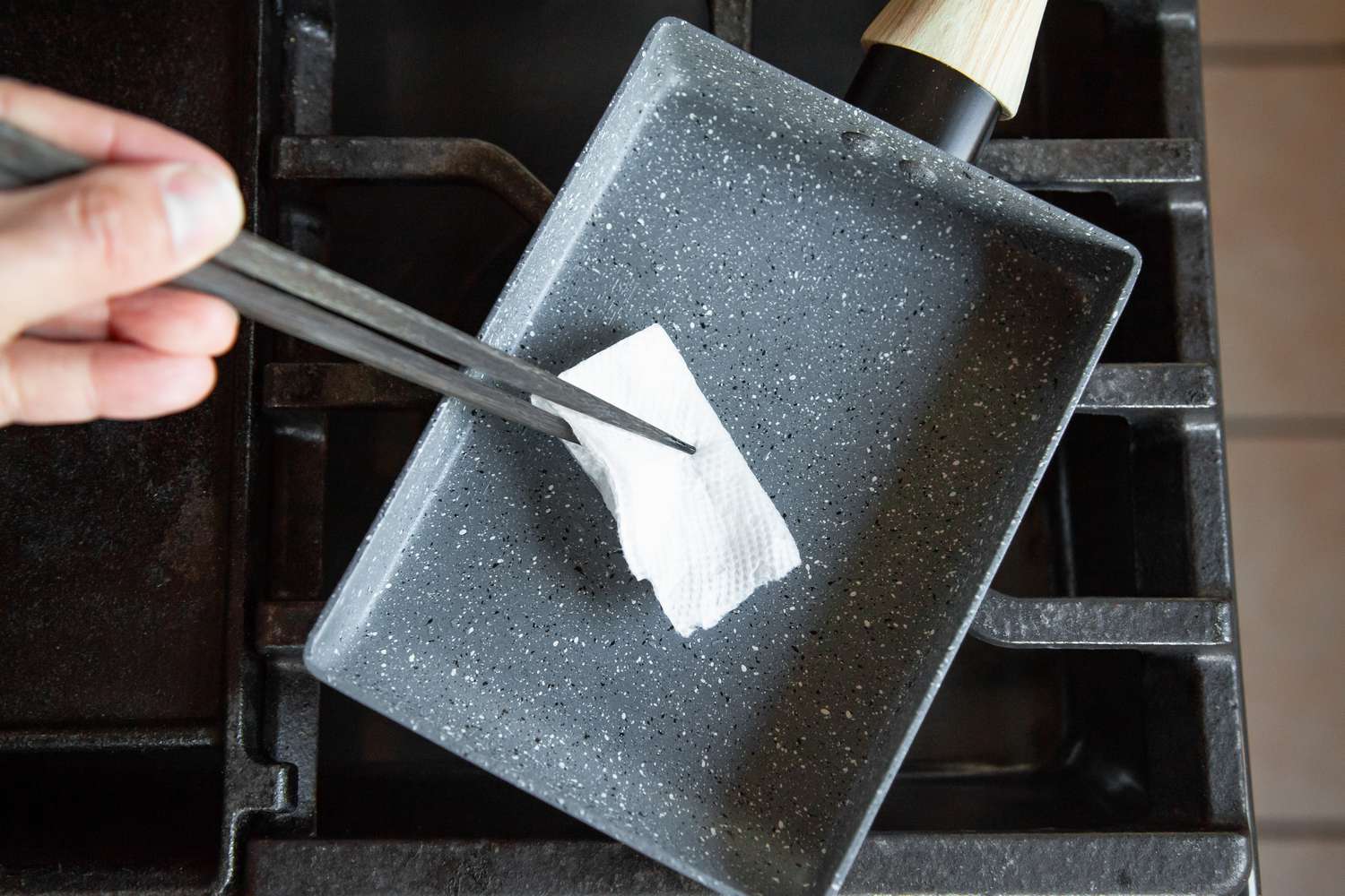 Oil Kotobuki Tamagoyaki Using Piece of Napkin