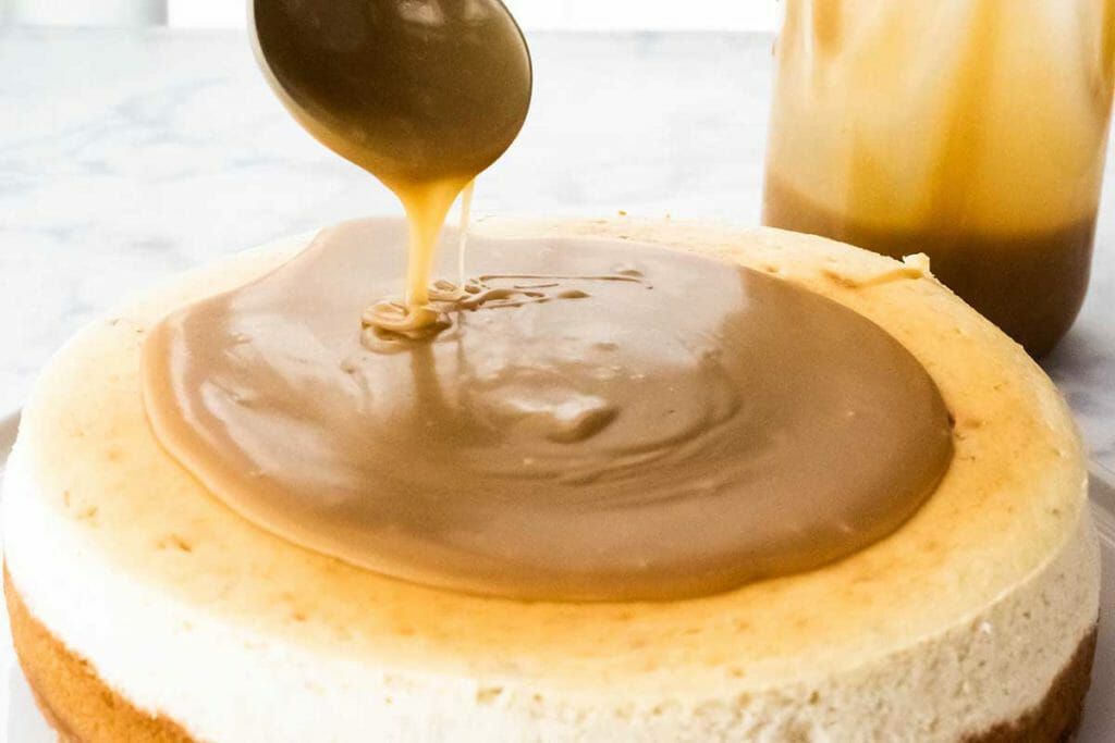 Banoffee Pie Cheesecake - pouring toffee sauce