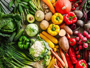 Assortment of various types of vegetables arranged in a rainbow gradient pattern
