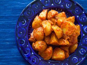 Roasted Potatoes with Spicy tomato sauce (patatas bravas)