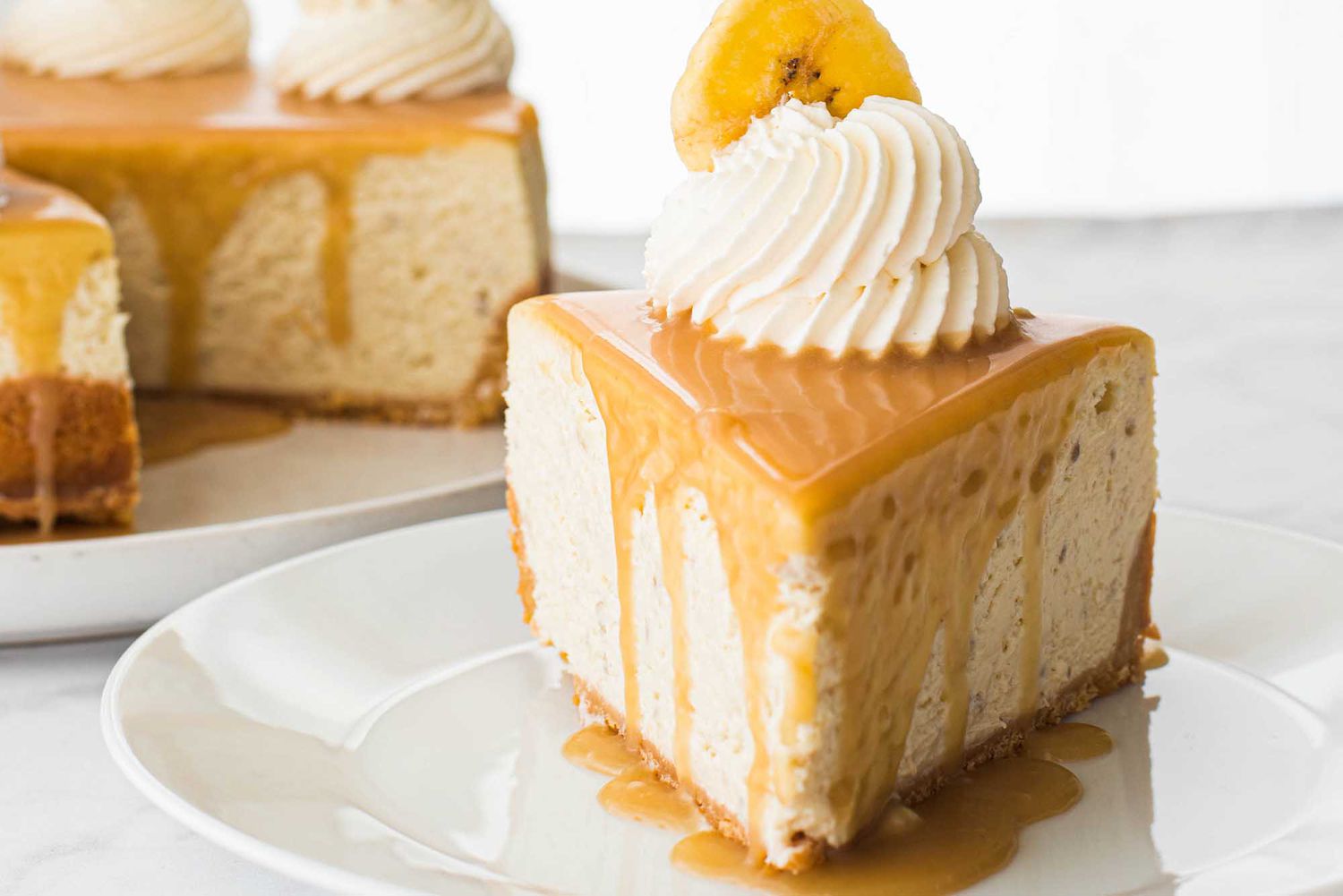 banoffee cheesecake with whipped cream and a banan slice 